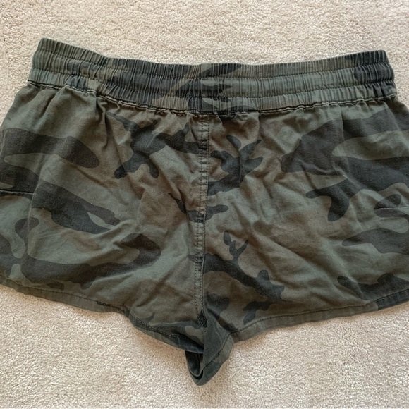 TNA Camo Shorts - Picture 2 of 3